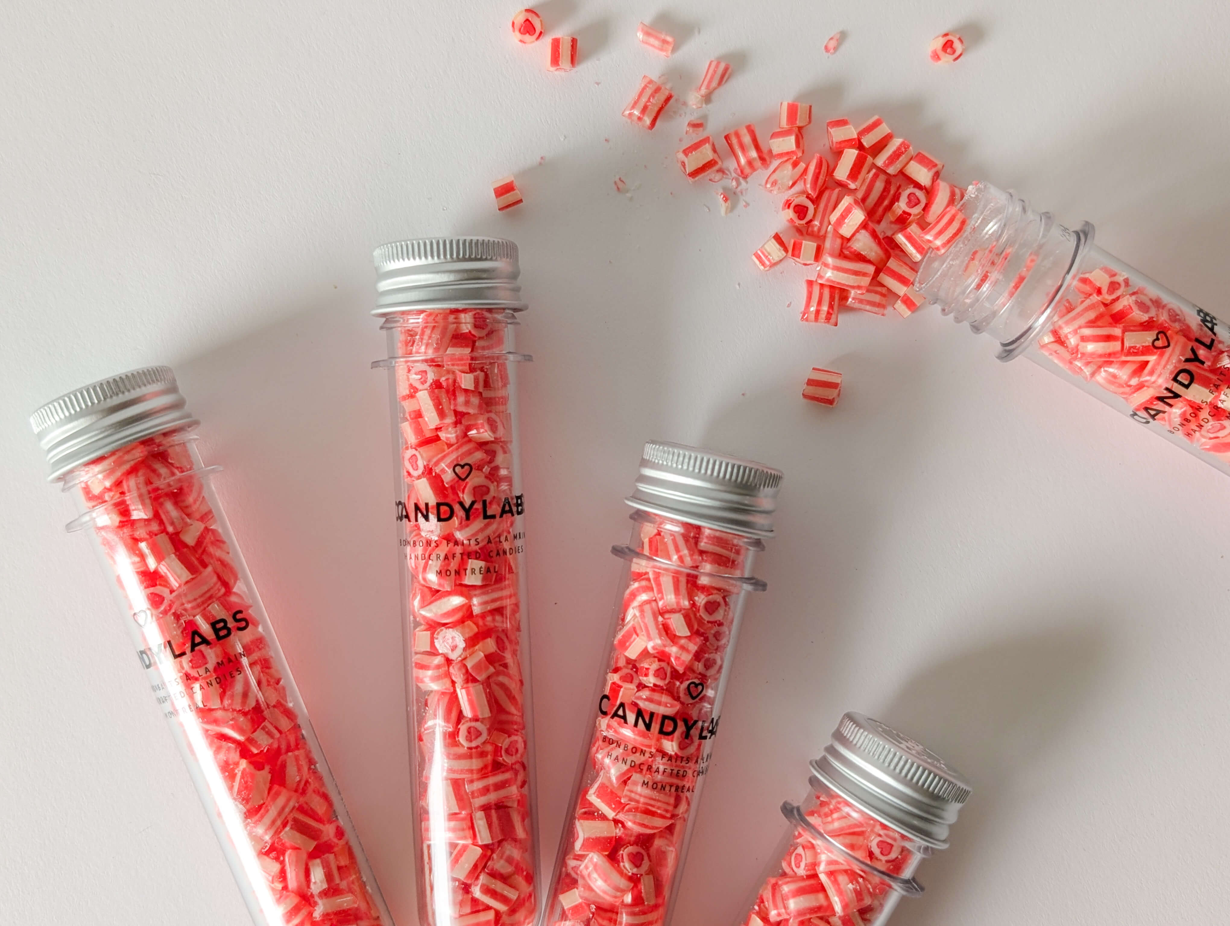 Fiole de bonbons en coeur au cerise de couleurs rouge et blanc