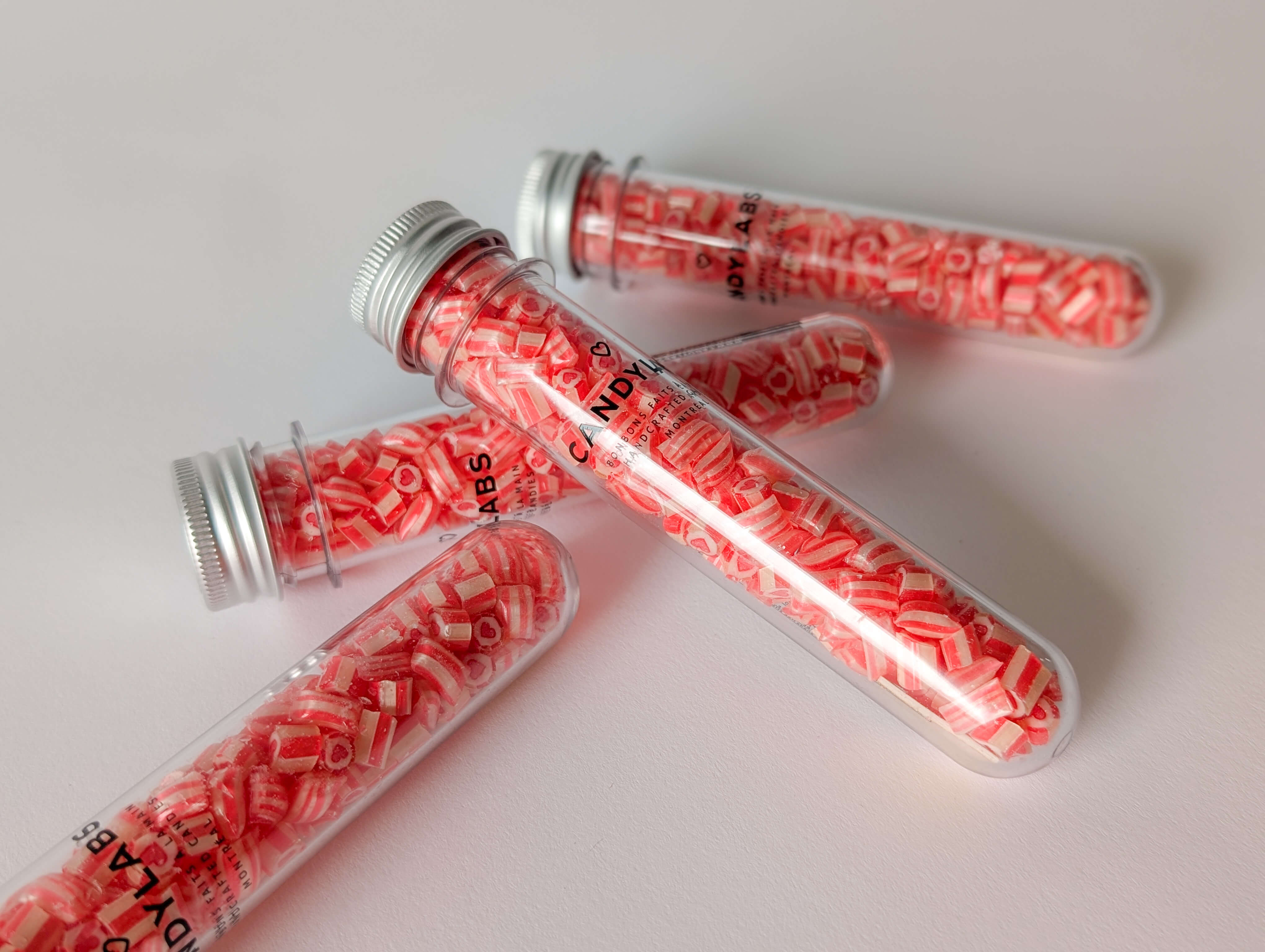 Fiole de bonbons en coeur au cerise de couleurs rouge et blanc