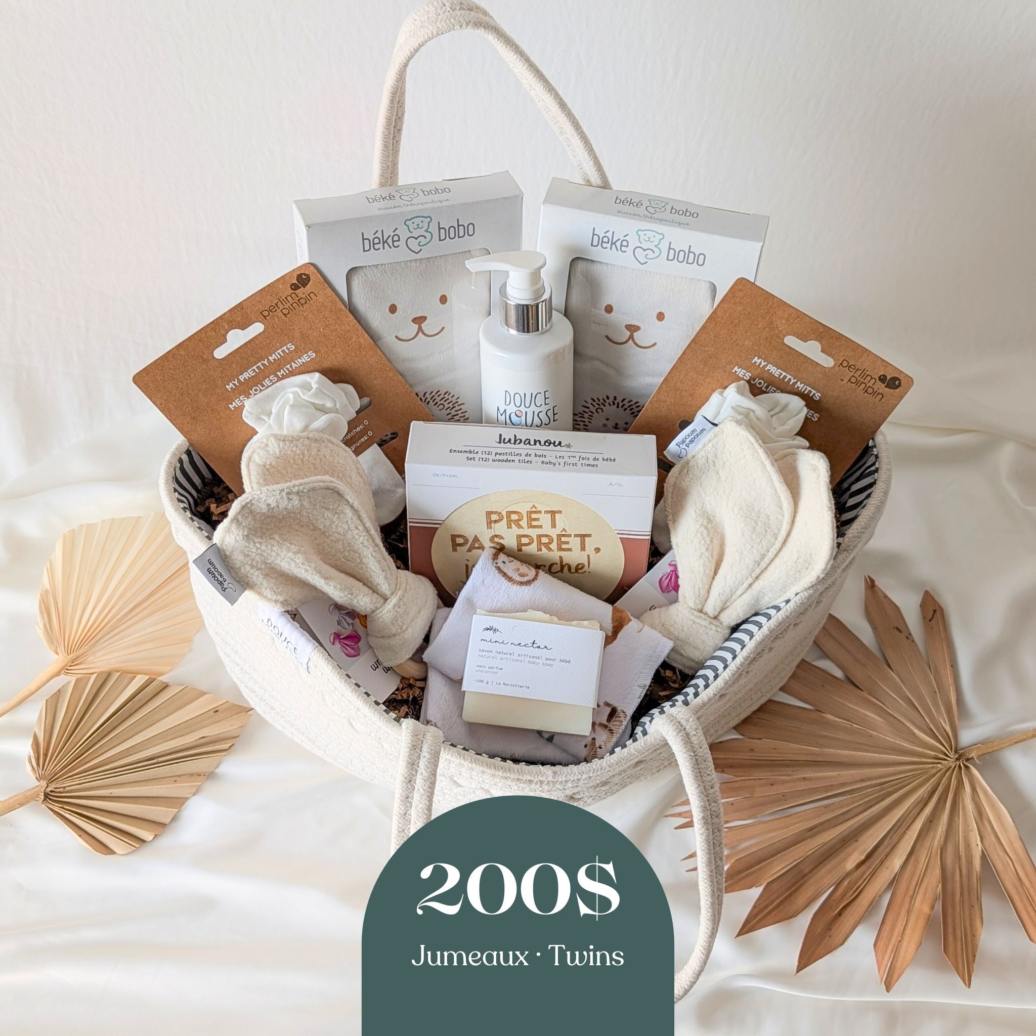 Boîte cadeau naissance jumeaux 200$ dans panier en coton avec soins bébé et accessoires assortis produits locaux