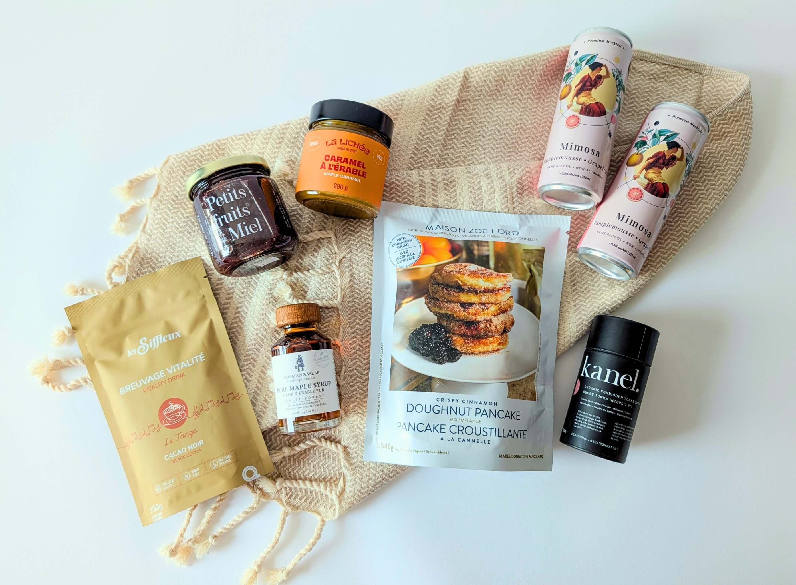 Produits québécois pour brunch maison chic avec pancakes, cacao et mimosa