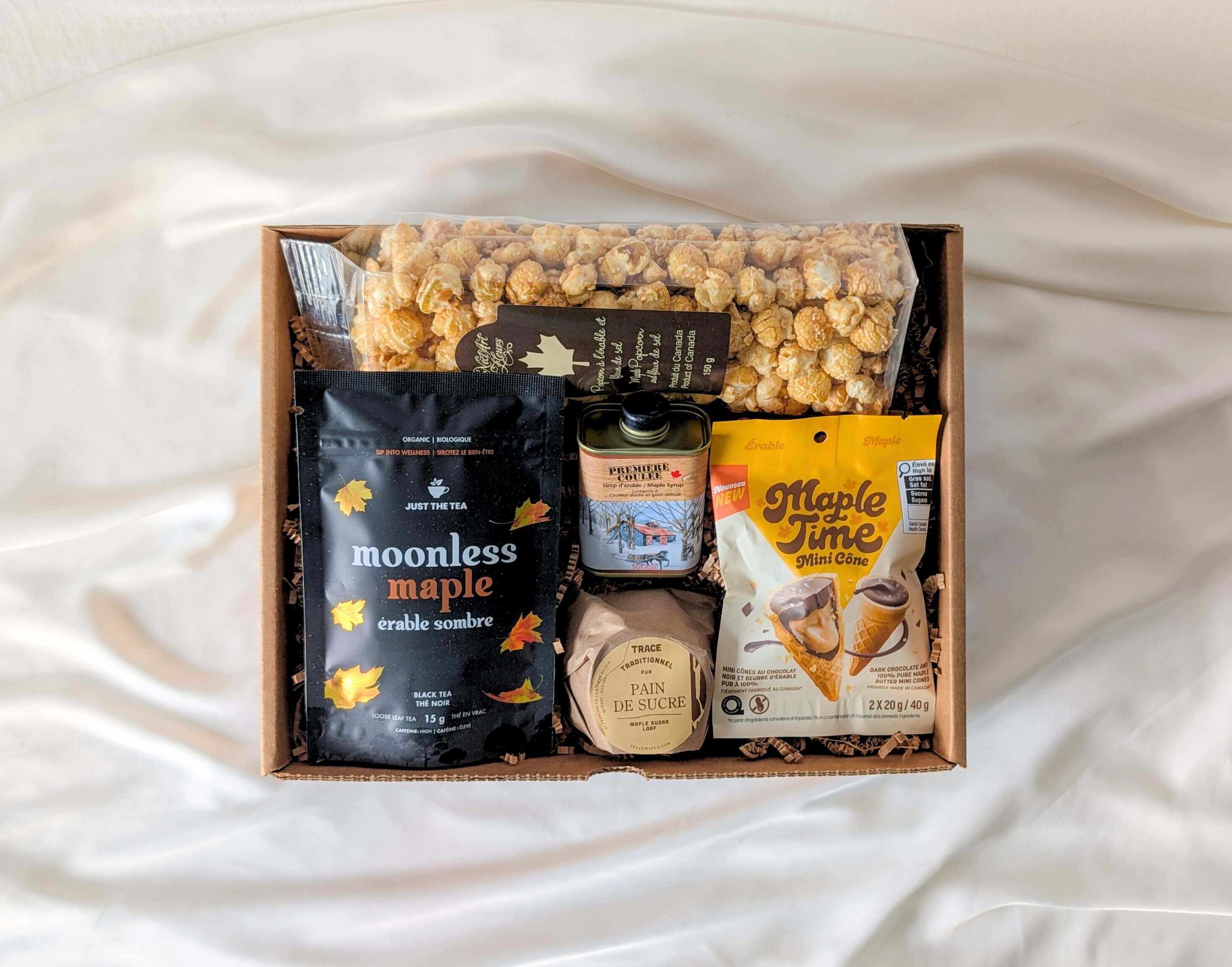 Boîte cadeau Érable avec thé noir, sirop d’érable, popcorn et douceurs acéricoles du Québec
