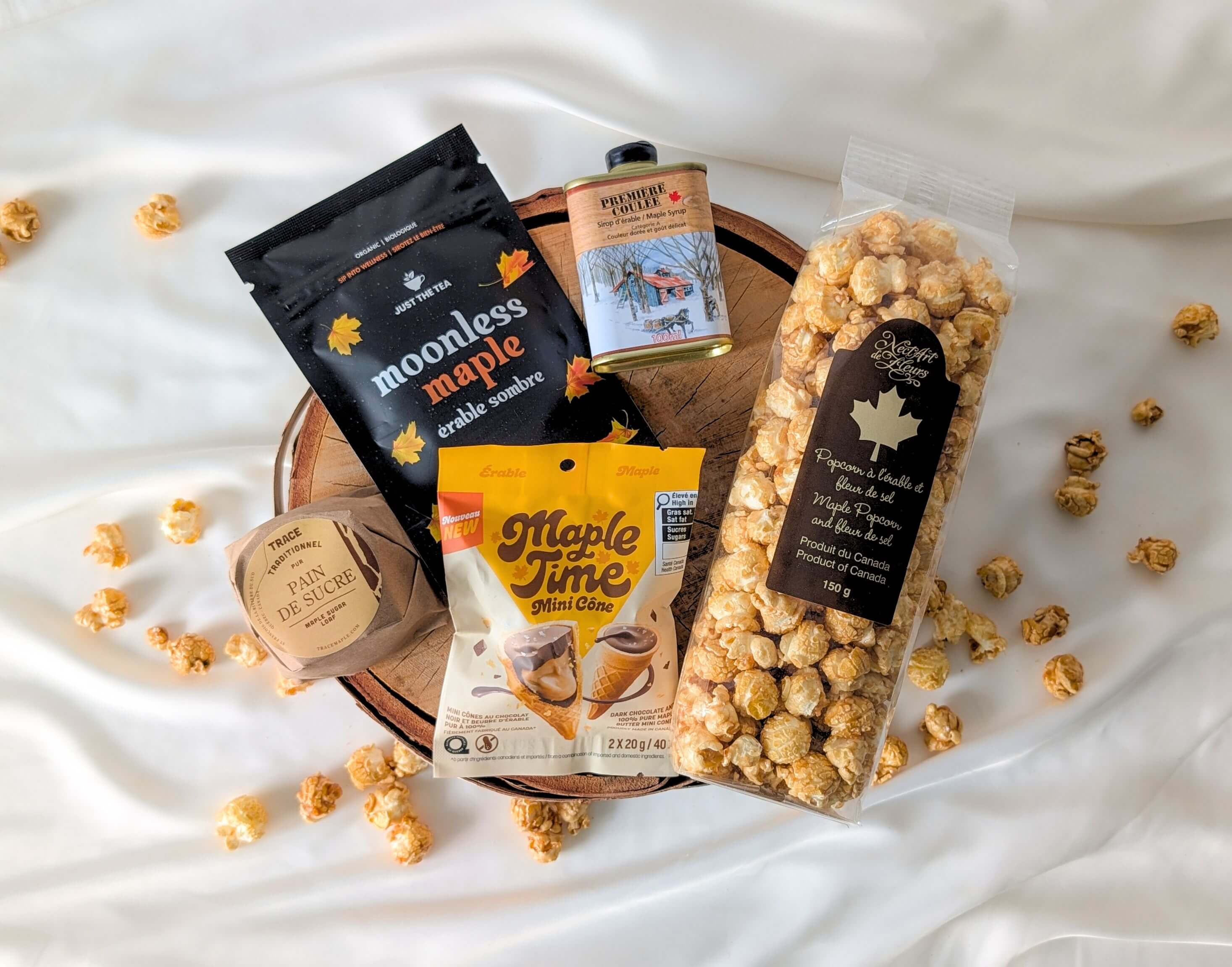 Produits de la boîte Érable avec thé noir Just the tea, sirop d’érable, popcorn et mini cônes au chocolat noir Maple Time
