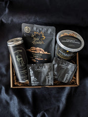 Boîte cadeau corporative gourmande Noir avec pacanes à l’érable, soufflés sucrés et eau pétillante thé noir citron